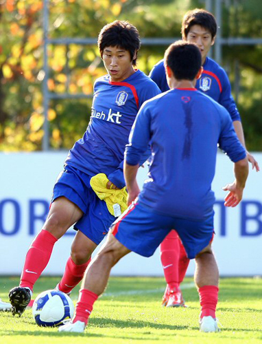  14일 서울월드컵경기장에서 열리는 세네갈과 친선경기를 앞두고 소집된 축구국가대표팀 해외파 선수들이 8일 오후 파주 NFC에서 훈련을 하고 있다. 