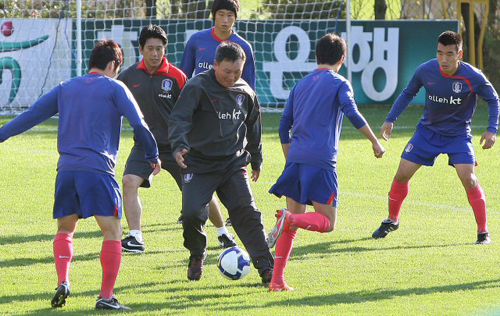 14일 서울월드컵경기장에서 열리는 세네갈과 친선경기를 앞두고 8일 오후 파주 NFC에서 열린 축구국가대표팀 해외파 훈련에서 허정무 감독이 선수들과 함께 훈련을 하고 있다. 