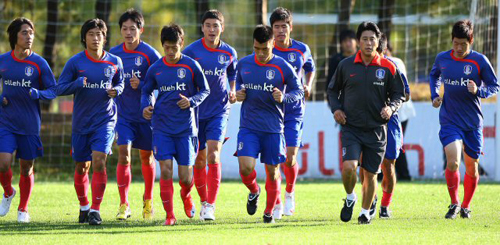 오는 14일 서울월드컵경기장에서 열리는 세네갈과 친선경기를 앞두고 소집된 축구국가대표팀 해외파 선수들이 8일 오후 파주 NFC에서 가볍게 몸을 풀고 있다. 