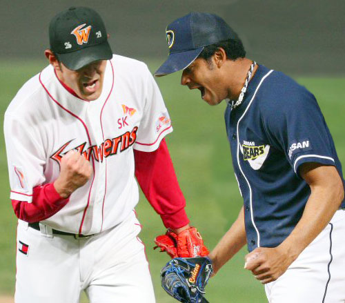 8일 인천 문학구장에서 열린 2009 프로야구 플레이오프 2차전 SK와 두산과의 경기에서 SK 선발 카도쿠라와 두산 선발 세데뇨가 삼진을 잡은 뒤 기뻐하고 있다. 