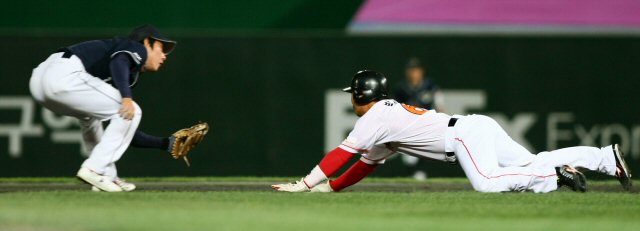 8일 인천 문학구장에서 열린 2009 프로야구 플레이오프 2차전 SK와이번스와 두산베어스와의 경기에서 SK 2회말 1사 상황에서 1루주자 박재홍이 2루 도루를 하다 두산 2루수 고영민에게 아웃되고 있다. 