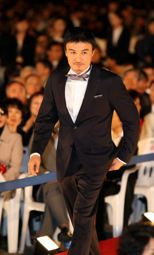  배우 박중훈이 8일 오후 부산 수영만요트경기장 야외상영관에서 열린 제14회 부산국제영화제 개막식에 참석, 레드카펫을 밟으며 입장하고 있다. 