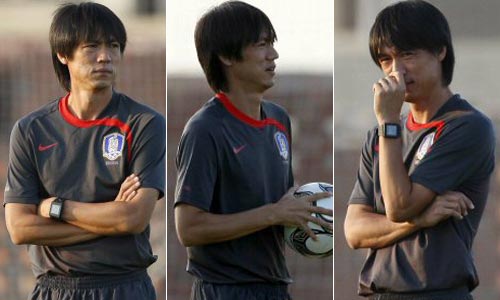 8일 오후(현지시간) 이집트 수에즈 마리나 연습경기장에서 한국 U-20 축구 대표팀 홍명보 감독이 2009 국제축구연맹(FIFA) 20세 이하(U-20) 월드컵 가나와의 8강전에 대비한 훈련중 생각에 잠겨 있다. 
