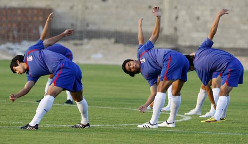 8일 오후(현지시간) 이집트 수에즈 마리나 연습경기장에서 한국 U-20 축구 대표팀 선수들이 훈련에 앞서 몸을 풀고 있다. 