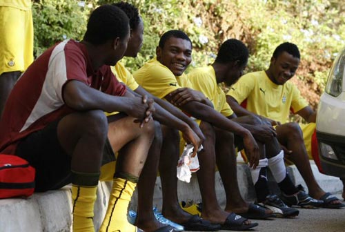 가나 U-20 축구대표팀 선수들이 8일 오후(현지시간) 이집트 수에즈 스텔라 디 마레 숙소에서 훈련 차량을 기다리며 앉아 있다. 가나는 2009 국제축구연맹(FIFA) 20세 이하(U-20) 월드컵 8강전에서 대한민국과 4강 진출을 놓고 격돌한다.
 