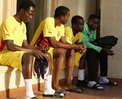 가나 U-20 축구대표팀 선수들이 8일 오후(현지시간) 이집트 수에즈 스텔라 디 마레 숙소에서 훈련 차량을 기다리며 앉아 있다. 