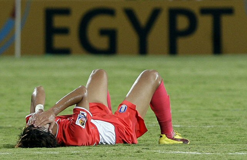 9일 오후(현지시각) 이집트 수에즈 무바라크 경기장에서 열린 U-20 청소년축구 월드컵 8강전 한국과 가나 경기에서 경기 종료 휘슬이 울리자 바닥에 쓰러져 눈물을 흘리고 있다.
 