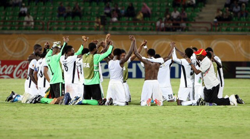 9일 오후(현지시각) 이집트 수에즈 무바라크 경기장에서 열린 U-20 청소년축구 월드컵 8강전 한국과 가나 경기에서 승리를 거둔 가나 선수들이 경기장에 모여 기도를 하고 있다. 