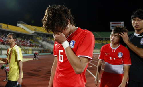 9일 오후(현지시각) 이집트 수에즈 무바라크 경기장에서 열린 U-20 청소년축구 월드컵 8강전 한국과 가나 경기에서 2 대 3으로 패해 4강 진출이 좌절된 한국선수들이 울먹이며 경기장 밖으로 나가고 있다. 