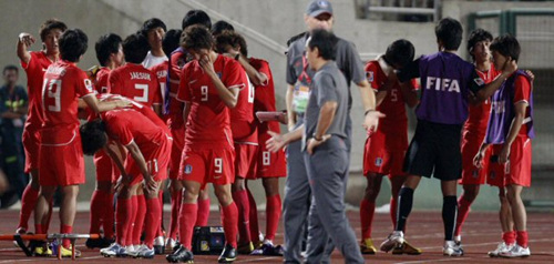 9일 오후(현지시각) 이집트 수에즈 무바라크 경기장에서 열린 U-20 청소년축구 월드컵 8강전 한국과 가나 경기에서 한국선수들이 2 대 3으로 패하고 나서 아쉬워하고 있다. 