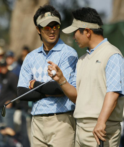 9일(현지시간) 샌프란시스코 하딩파크 골프장에서 열린 프레지던츠컵 둘째날 포볼 매치플레이에 참가한 세계연합팀 양용은(오른쪽)과 료 이시카와가 대화를 나누고 있다. 