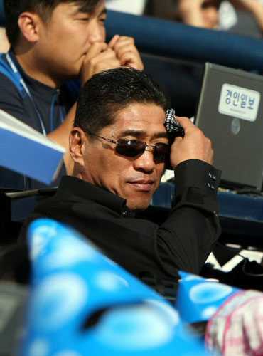 KIA 타이거즈 조범현 감독이 10일 오후 서울 잠실구장에서 열린 2009 프로야구 플레이오프 3차전 SK 와이번스와 두산 베어스 경기를 지켜보고 있다. 