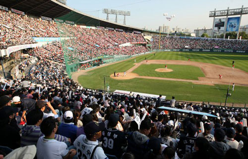 10일 오후 서울 잠실구장에서 2009 프로야구 플레이오프 3차전 두산 베어스와 SK 와이번스 경기가 열렸다. 경기장을 가득 메운 야구 팬들이 열띤 응원을 하고 있다. 
