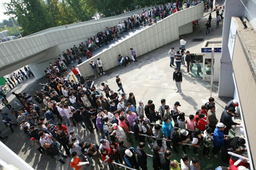 11일 2009 프로야구 플레이오프 두산과 SK 4차전 경기를 앞두고 서울 잠실야구장에는 오전 일찍부터 표를 사기 위한 야구팬들의 줄이 이어지고 있다. 