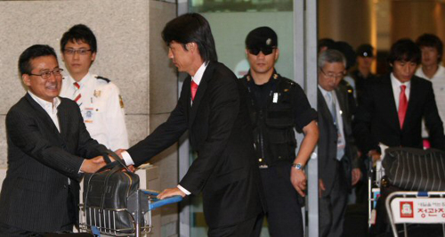 U-20 축구대표팀 홍명보 감독과 선수들이 12일 인천공항에 도착, 귀국장으로 나오고 있다. 