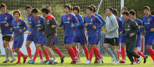 세네갈과의 평가전을 앞두고 12일 경기 파주 NFC에서 열린 축구 국가대표팀 훈련에서 주장 박지성을 비롯한 선수들이 운동장을 돌며 몸 상태를 점검하고 있다. 