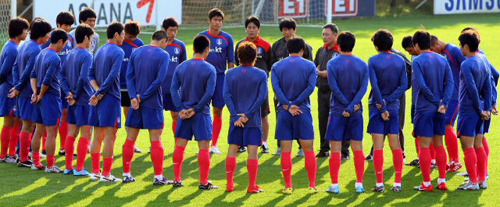 허정무 감독이 세네갈과의 평가전을 앞두고 12일 경기 파주 NFC에서 열린 축구 국가대표팀 훈련에서 선수들에게 전술을 설명하고 있다. 