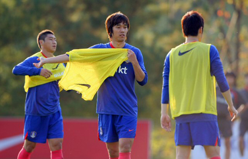  12일 경기 파주 NFC에서 열린 축구 국가대표팀 훈련에서 박주영이 실전 훈련 전 조끼를 입고 있다. 