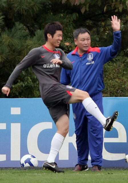세네갈과의 평가전을 앞두고 있는 한국축구대표팀 마무리 훈련이 열린 13일 오후 파주 NFC에서 허정무 감독이 게임 대결에 나선 박지성이 슛하자 반칙이라며 손을 들고 있다. 