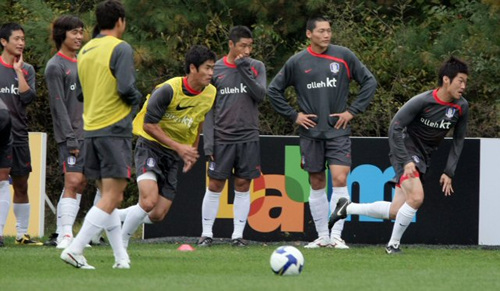 세네갈과의 평가전을 앞두고 있는 한국축구대표팀 마무리 훈련이 열린 13일 오후 파주 NFC에서 프리미어리거 박지성과 설기현이 짧은 거리를 먼저 달려가 슛하는 게임 대결을 펼치고 있다. 