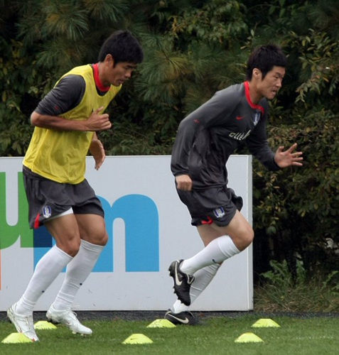 세네갈과의 평가전을 앞두고 있는 한국축구대표팀 마무리 훈련이 열린 13일 오후 파주 NFC에서 프리미어리거 박지성과 설기현이 나란히 훈련을 소화하고 있다. 
