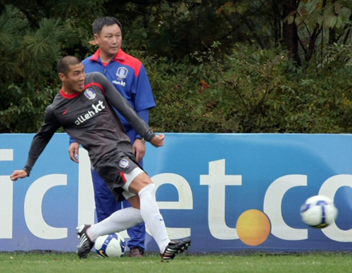 세네갈과의 평가전을 앞두고 있는 한국축구대표팀 마무리 훈련이 열린 13일 오후 파주 NFC에서 허정무 감독이 차두리가 짧은 거리를 먼저 달려가 슛하는 게임을 하는 모습을 지켜보고 있다. 