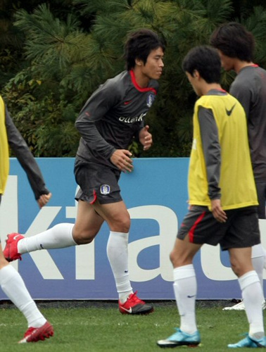 세네갈과의 평가전을 앞두고 있는 한국축구대표팀 마무리 훈련이 열린 13일 오후 파주 NFC에서 라이온 킹 이동국이 훈련을 소화하고 있다. 