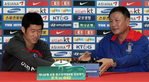 세네갈과의 평가전을 앞두고 있는 한국축구대표팀 허정무 감독과 박지성이 13일 오후 마무리 훈련에 앞서 열린 기자간담회에서 기자들의 질문에 답하기 위해 마이크를 서로 넘기고 있다. 