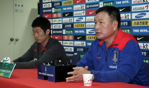 세네갈과의 평가전을 앞두고 있는 한국축구대표팀 허정무 감독과 박지성이 13일 오후 마무리 훈련에 앞서 열린 기자간담회에서 기자들의 질문에 답하고 있다. 