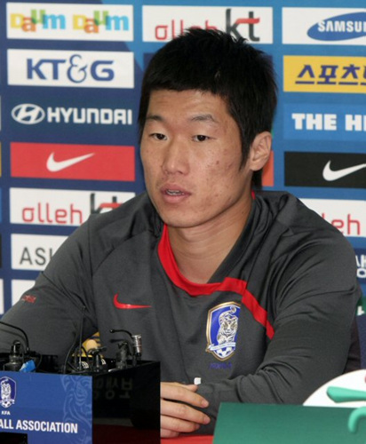 세네갈과의 평가전을 앞두고 있는 한국축구대표팀 주장 박지성이 13일 오후 마무리 훈련에 앞서 열린 기자간담회에서 기자들의 질문에 답하고 있다. 
 