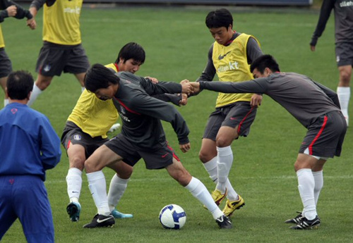 세네갈과의 평가전을 앞두고 있는 한국축구대표팀 마무리 훈련이 열린 13일 오후 파주 NFC에서 조용형과 조원희가 김동진-염기훈조와 2인1조 축구 게임을 벌이고 있다. 