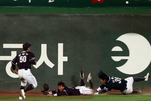 14일 오후 인천 문학구장에서 열린 프로야구 플레이오프 5차전 SK 와이번스-두산 베어스 경기. 두산 중견수 이종욱이 5회말 2사 2루 SK 김재현이 때린 공을 놓치고 있다. 