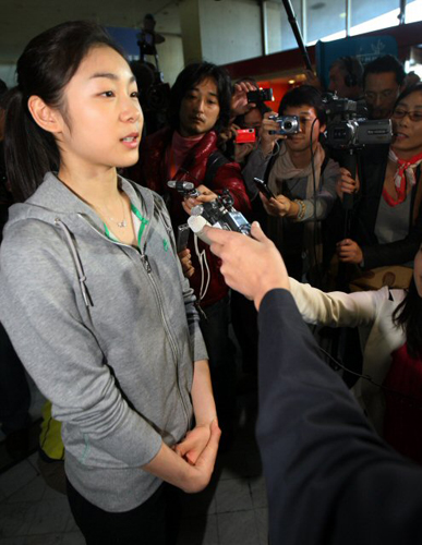 2009-2010 국제빙상경기연맹(ISU) 피겨 시니어 그랑프리 1차 대회가 열리는 파리에 도착해 취재진의 질문을 받고 있다. 김연아는 파리 샤를드골 공항 입국장에서 부터 국내외 언론의 주목을 받았다. 