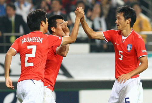 14일 서울월드컵경기장에서 열린 한국과 세네갈의 축구국가대표팀 친선경기에서 오범석이 팀의 두번째 골을 넣은 후 동료들과 기뻐하고 있다. 