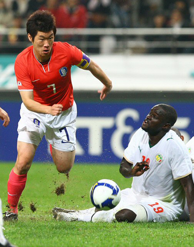 14일 서울월드컵경기장에서 열린 한국과 세네갈의 축구국가대표팀 친선경기에서 박지성이 드리블을 하고 있다. 