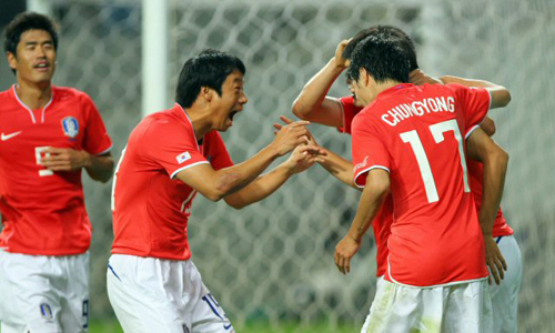 14일 서울월드컵경기장에서 열린 한국과 세네갈의 축구국가대표팀 친선경기에서 오범석이 골을 성공시킨 뒤 동료들의 축하를 받고 있다. 