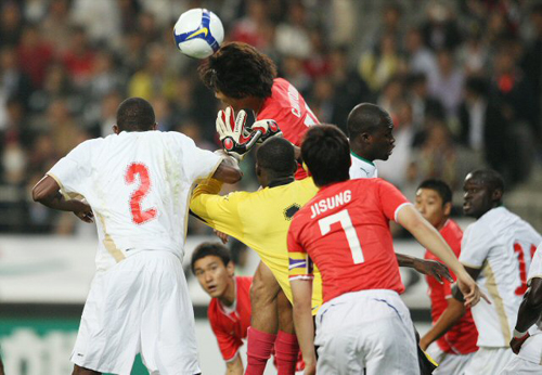 14일 서울월드컵경기장에서 열린 축구국가대표팀 친선경기 한국 대 세네갈 경기에서 전반 박주영이 헤딩슛을 하고 있다. 