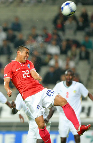 14일 서울월드컵경기장에서 열린 한국과 세네갈의 축구국가대표팀 친선경기에서 차두리가 헤딩슛을 시도하고 있다. 