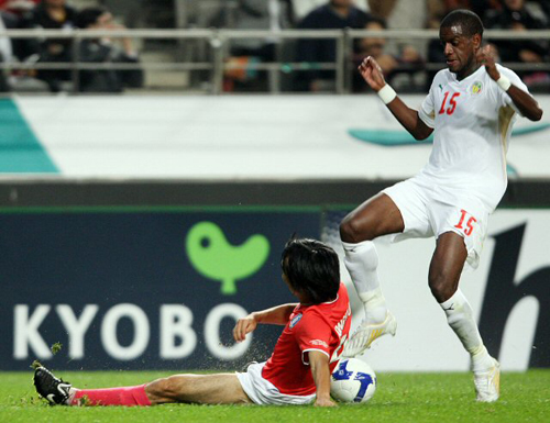14일 오후 서울월드컵경기장에서 열린 한국과 세네갈의 축구국가대표팀 친선경기에서 세네갈의 공격을 한국 조용형이 온몸으로 수비 하고 있다. 