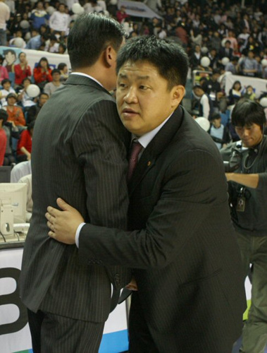 15일 전주실내체육관에서 열린 2009-2010 시즌 프로농구 개막전 전주 KCC-원주 동부 경기에서 승자인 동부 강동희 감독과 KCC 허재 감독이 포옹하고 있다. 
