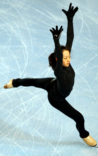 2009-2010 국제빙상경기연맹(ISU) 피겨 시니어 그랑프리 1차 대회에 참가한 아사다 마오가 15일 대회가 열리는 팔레 옴니스포르 드 파리-베르시 빙상장에서 첫 공식연습을 시작했다. 김연아는 17일(한국시간) 10명의 출전 선수 가운데 아사다 마오에 이어 9번째로 쇼트프로그램 연기를 펼친다. 