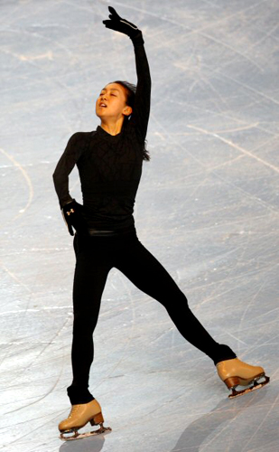 2009-2010 국제빙상경기연맹(ISU) 피겨 시니어 그랑프리 1차 대회에 참가한 아사다 마오가 15일 대회가 열리는 팔레 옴니스포르 드 파리-베르시 빙상장에서 첫 공식연습을 시작했다. 김연아는 17일(한국시간) 10명의 출전 선수 가운데 아사다 마오에 이어 9번째로 쇼트프로그램 연기를 펼친다. 