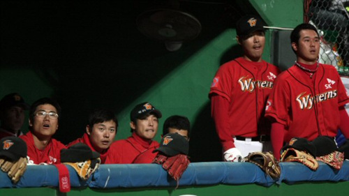 16일 광주 무등경기장에서 열린 프로야구 한국시리즈 1차전 기아 타이거즈- SK 와이번스 경기에서 SK 박정권(왼쪽)을 비롯한 선수들이 아쉬운 표정을 짓고 있다. 
