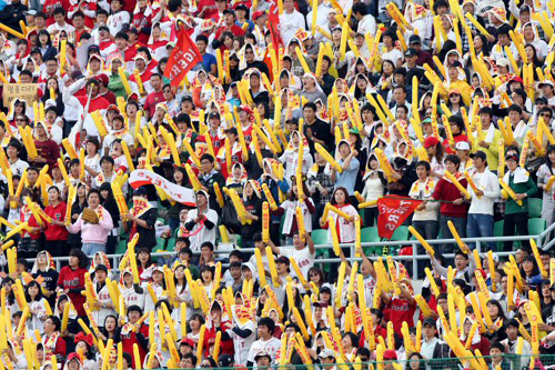 17일 광주광역시 무등경기장에서 프로야구 한국시리즈 2차전 기아타이거즈와 SK와이번스의 경기를 앞두고 기아팬들이 응원전을 펼치고 있다. 