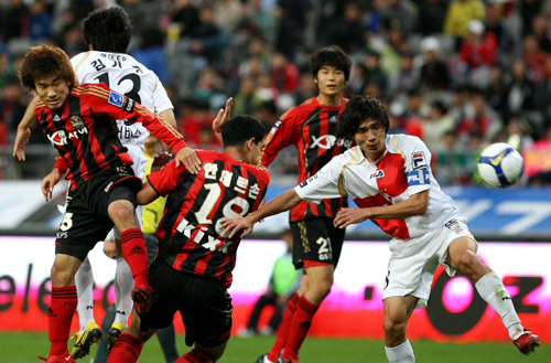 17일 서울월드컵경기장에서 열린 2009 K리그 FC서울과 부산 아이파크와의 경기에서 전반 서울 안데르손과 부산 수비수들이 공다툼을 하고 있다. 