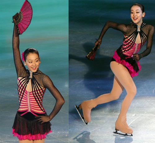 18일 밤(한국시간) 프랑스 파리 팔레 옴니스포르 드 파리-베르시 빙상장에서 열린 2009-2010 국제빙상경기연맹(ISU) 피겨 시니어 그랑프리 1차 대회갈라쇼에서 일본의 아사다 마오가 부채를 든채 연기를 펼치고 있다. 