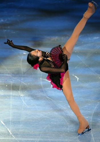 18일 밤(한국시간) 프랑스 파리 팔레 옴니스포르 드 파리-베르시 빙상장에서 열린 2009-2010 국제빙상경기연맹(ISU) 피겨 시니어 그랑프리 1차 대회갈라쇼에서 일본의 아사다 마오가 환상적인 연기를 펼치고 있다. 