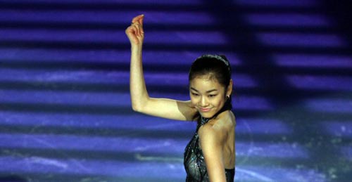 18일 밤(한국시간) 프랑스 파리 팔레 옴니스포르 드 파리-베르시 빙상장에서 열린 2009-2010 국제빙상경기연맹(ISU) 피겨 시니어 그랑프리 1차 대회갈라쇼에서 김연아가 매혹적인 연기를 펼치고 있다. 