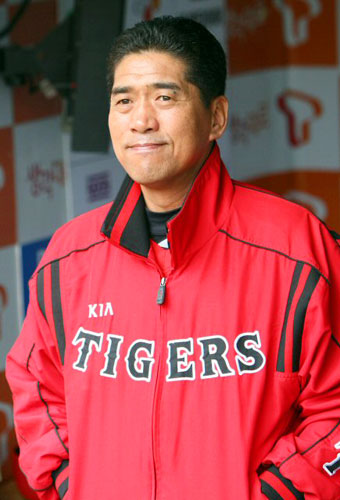 KIA 타이거즈 조범현 감독이 19일 오후 인천 문학구장에서 열리는 2009 프로야구 한국시리즈 SK 와이번스와 경기에 앞서 덕아웃에서 생각에 잠겨 있다. 