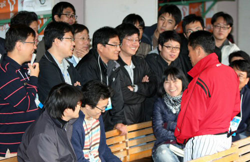 KIA 타이거즈 조범현 감독이 19일 오후 인천 문학구장에서 열리는 2009 프로야구 한국시리즈 SK 와이번스와 경기에 앞서 덕아웃에서 취재진과 이야기를 나누고 있다. 